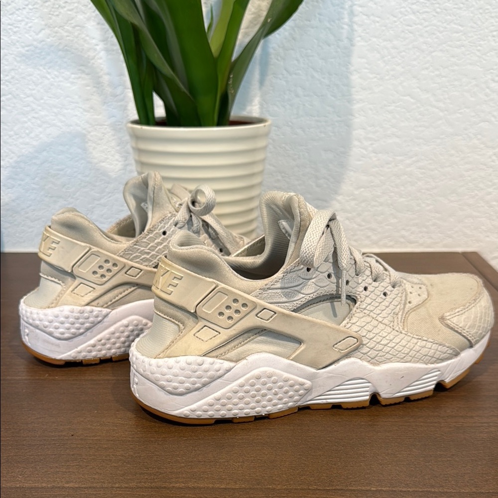 EUC: Nike huarache - Light Beige